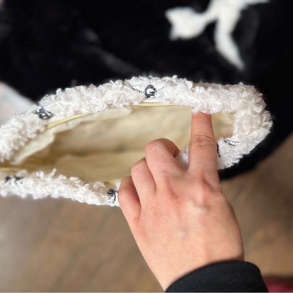 Black and White Skull Design Fur Tote Bag - Picture 4 of 5